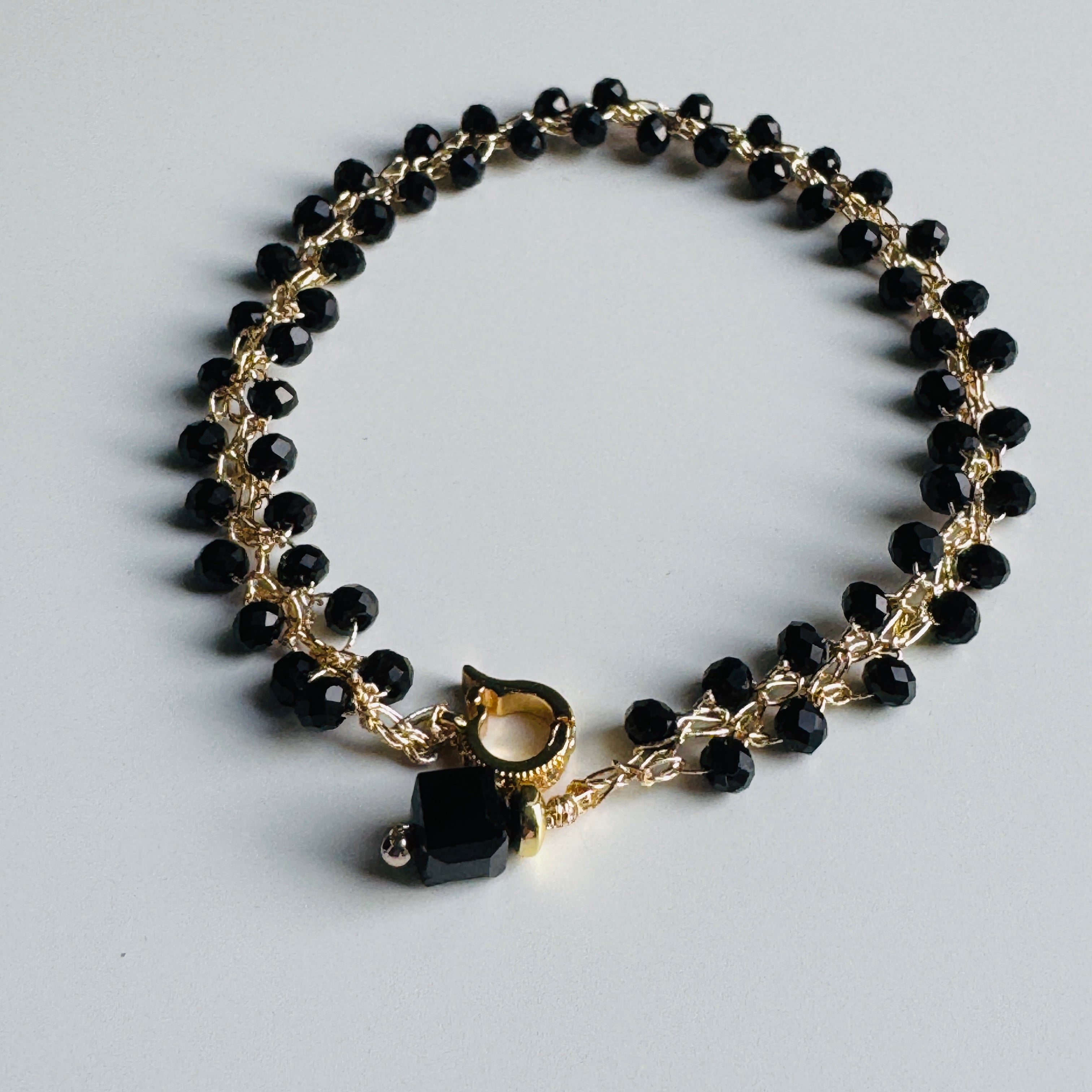 Apyrankė su juodais kristalais