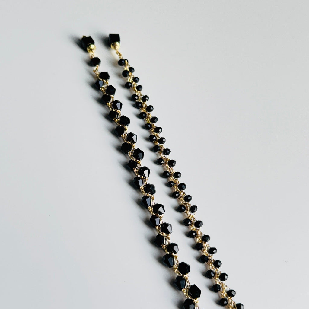 Apyrankė su juodais kristalais