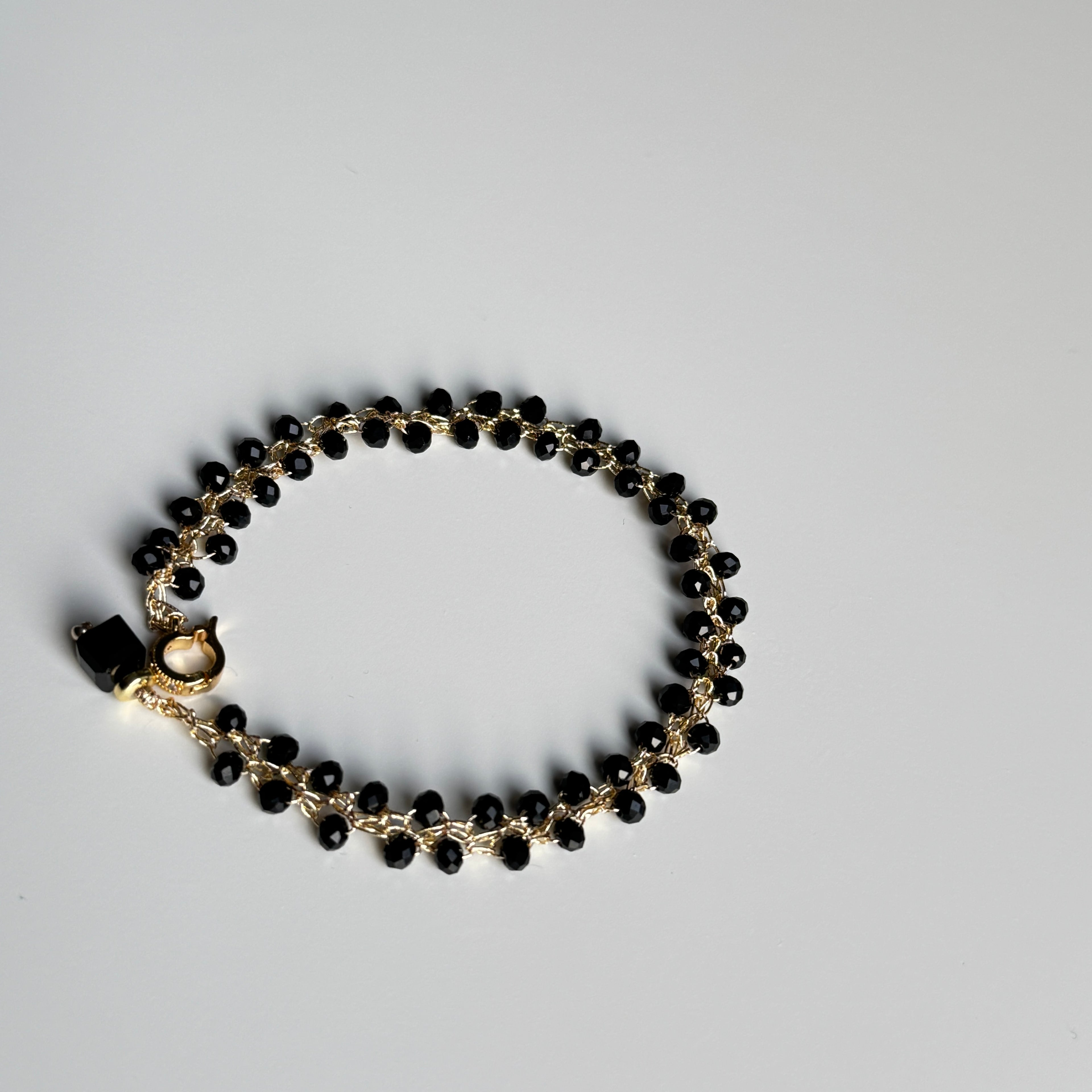 Apyrankė su juodais kristalais