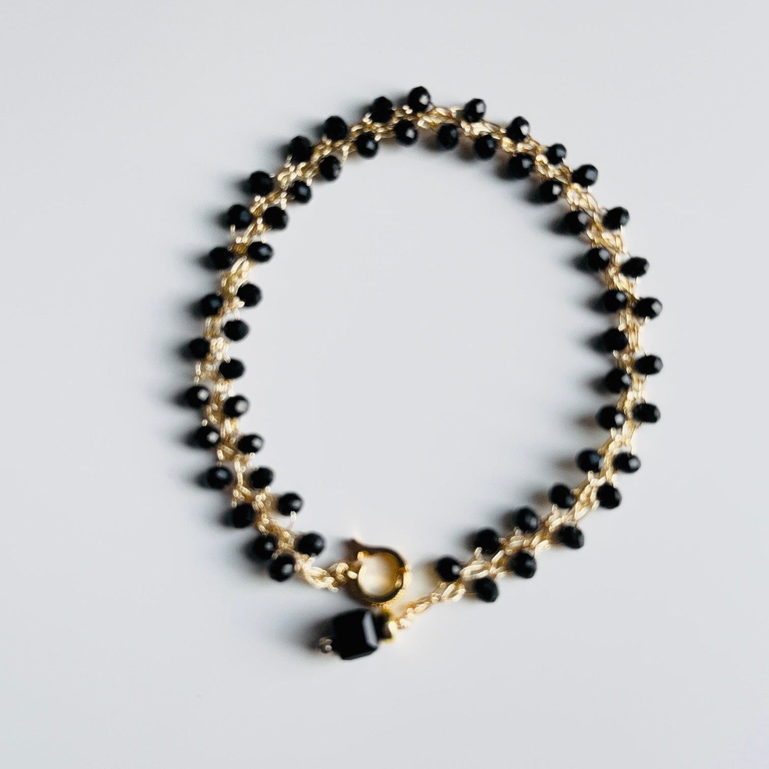 Apyrankė su juodais kristalais