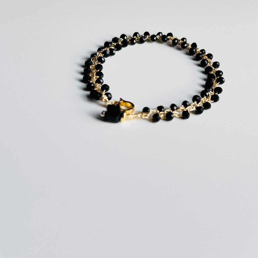 Apyrankė su juodais kristalais