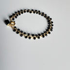 Apyrankė su juodais kristalais