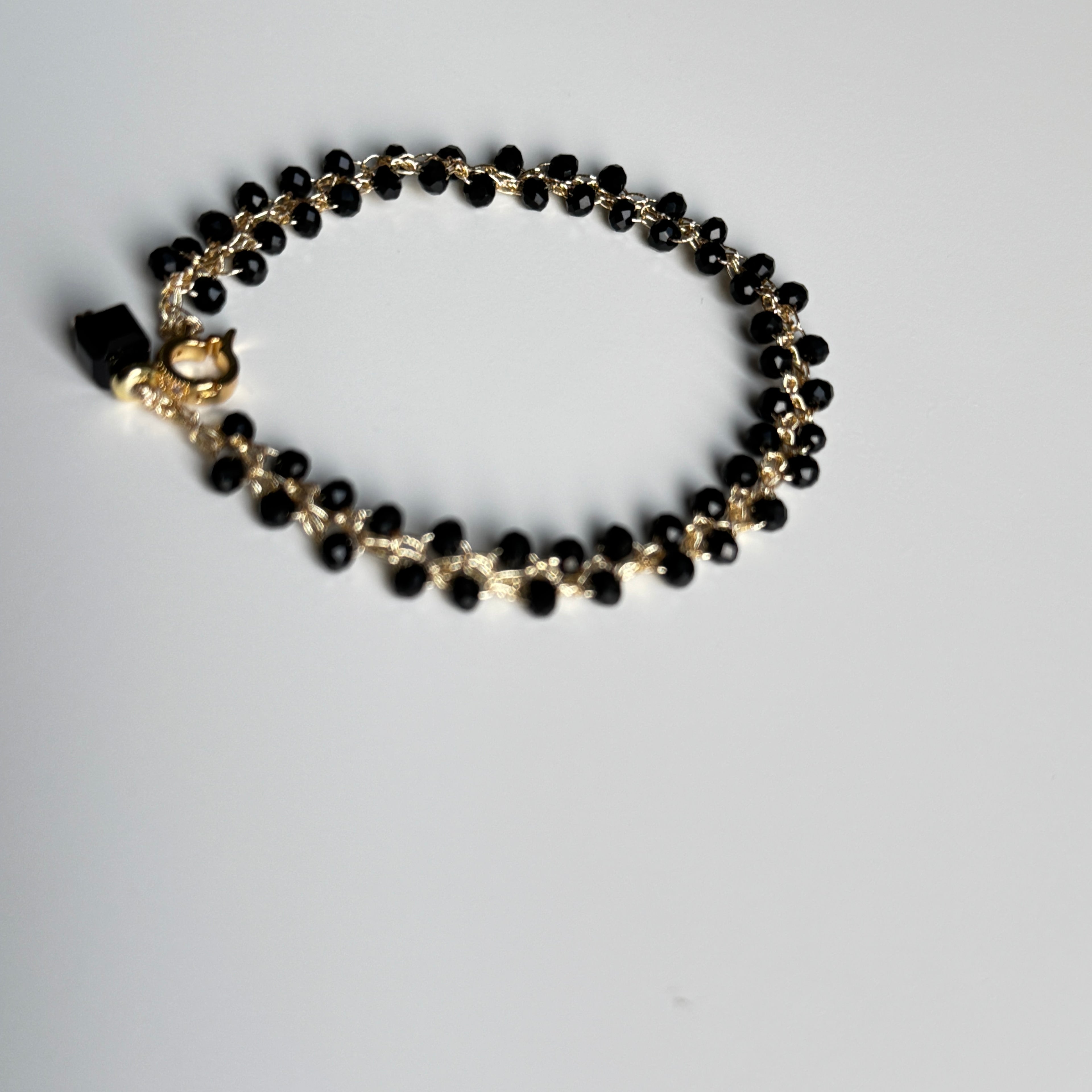 Apyrankė su juodais kristalais