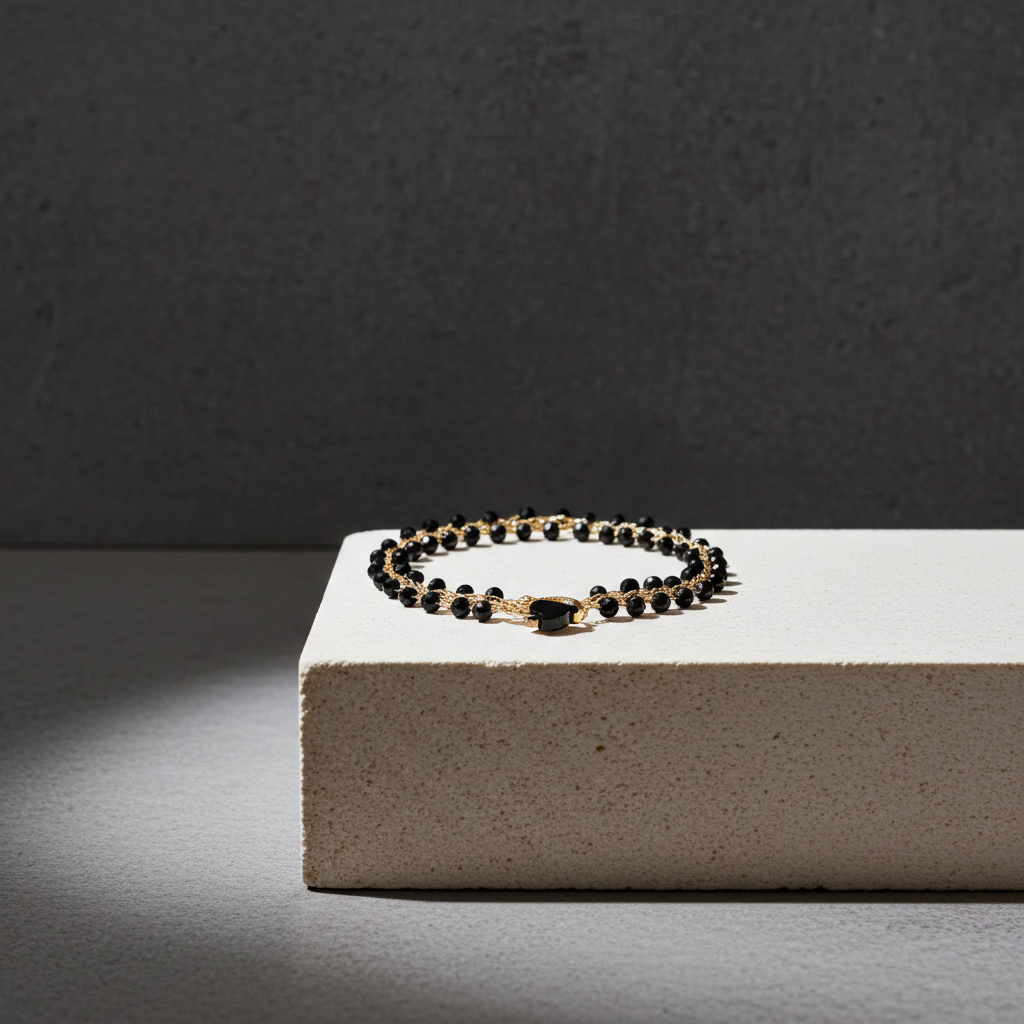 Apyrankė su juodais kristalais