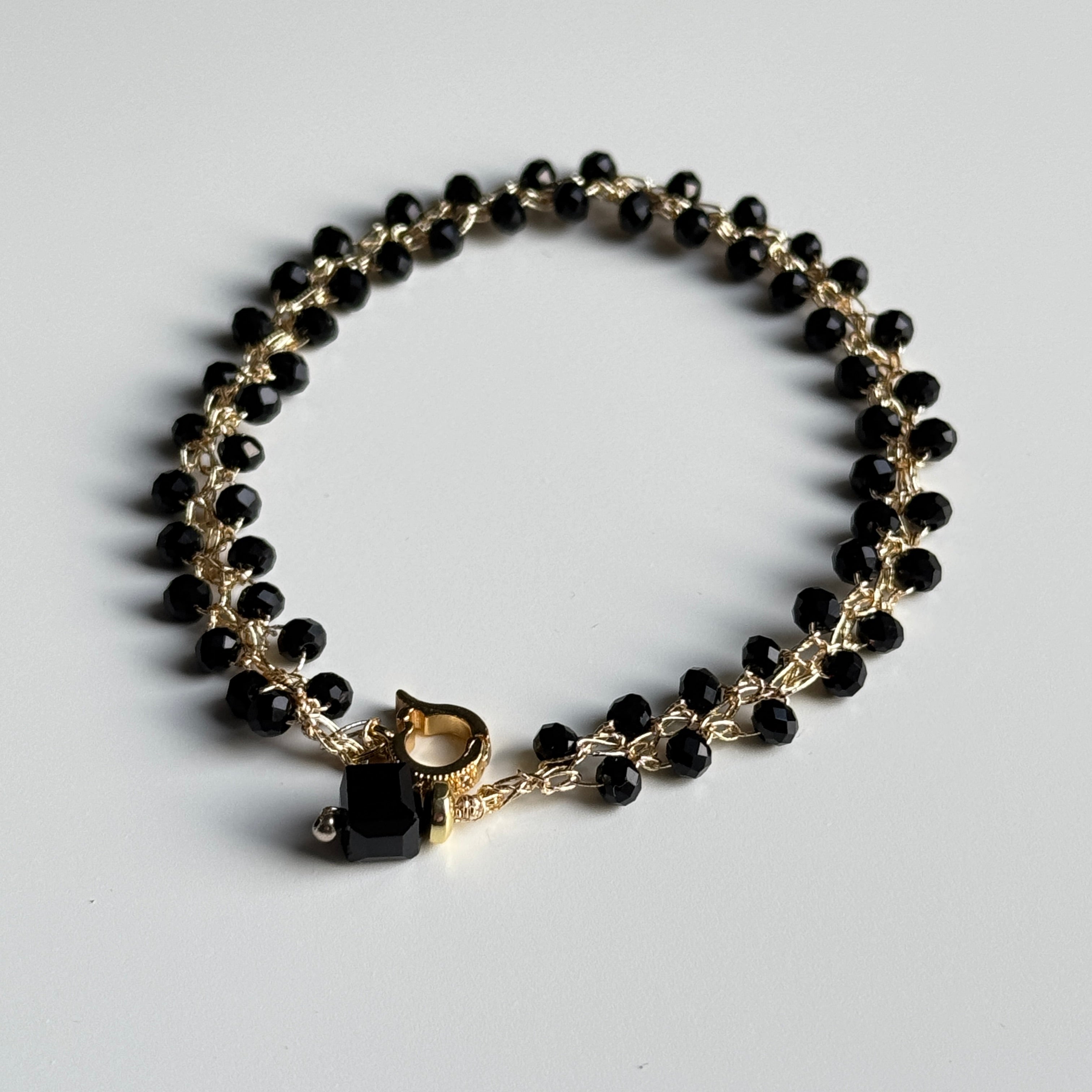 Apyrankė su juodais kristalais