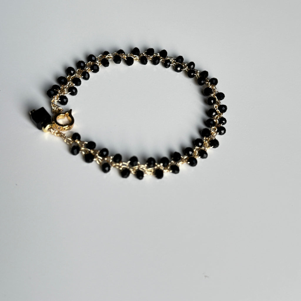 Apyrankė su juodais kristalais