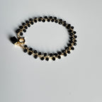 Apyrankė su juodais kristalais