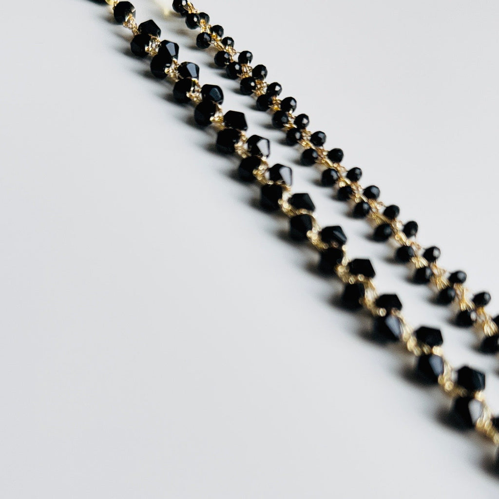 Apyrankė su juodais kristalais