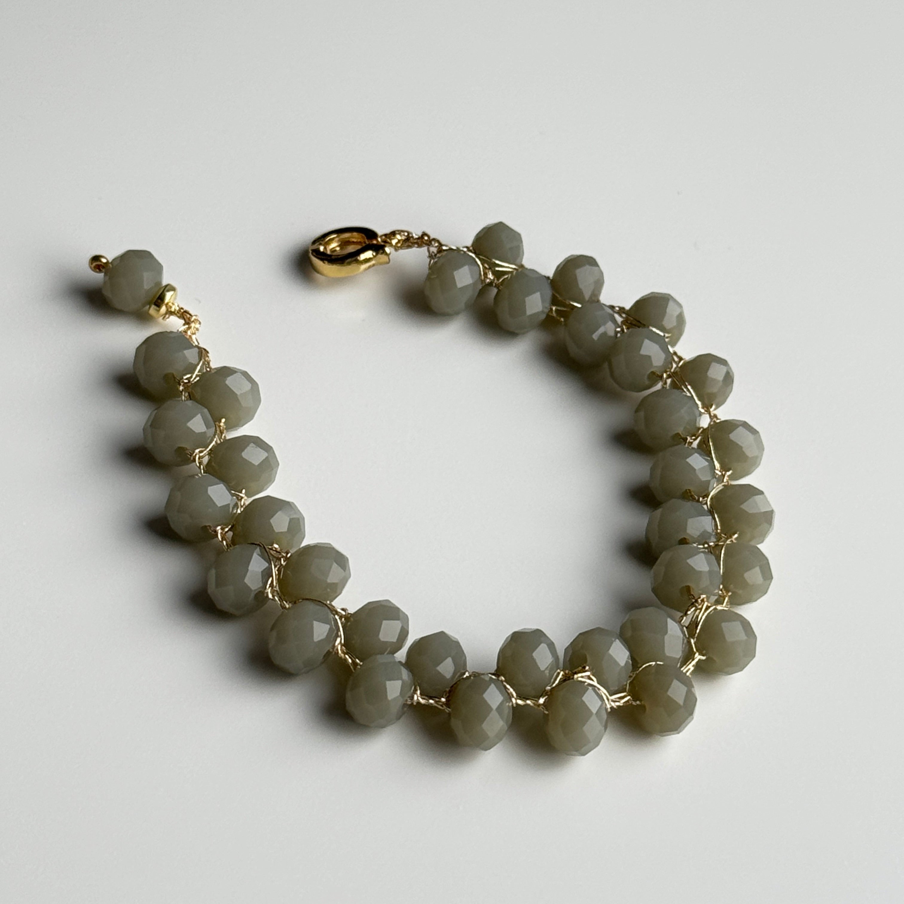 auksinio atspalvio sidabrinis siulas, Nerta apyrankė su pilkai smėliniais karoliukais