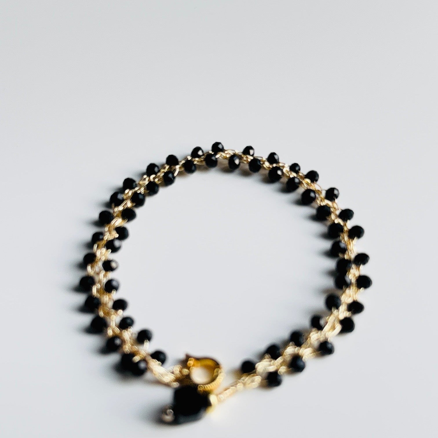 Apyrankė su juodais kristalais