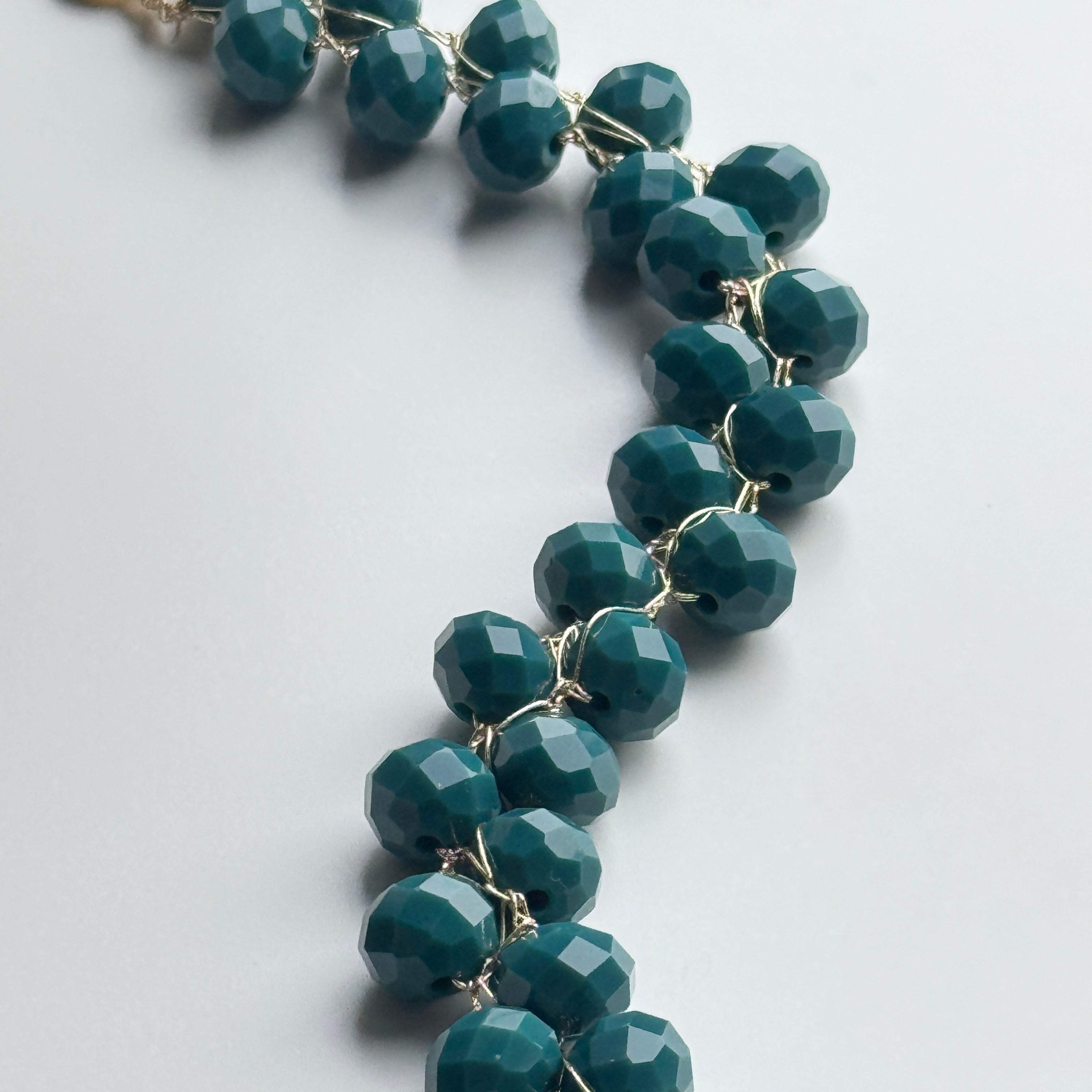 melynos spalvos apyranke