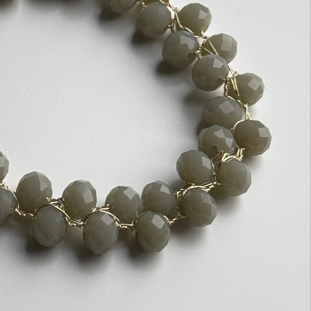 Nerta apyrankė su pilkai smėliniais karoliukais, papuošalai