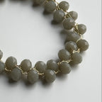 Nerta apyrankė su pilkai smėliniais karoliukais, papuošalai