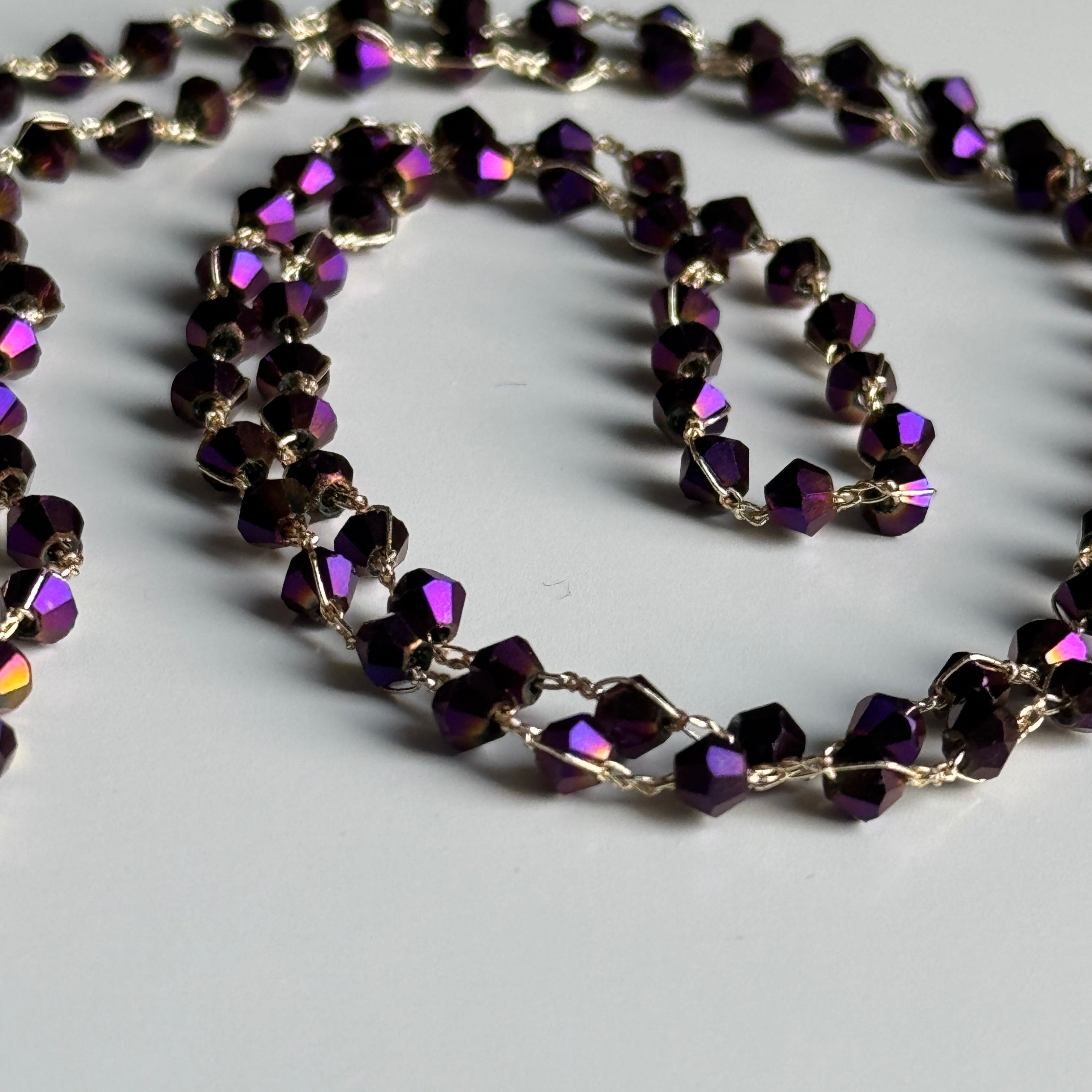 violetinis labai ilgas kaklo papuošalas