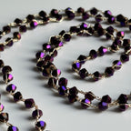 violetinių karoliukų vėrinys