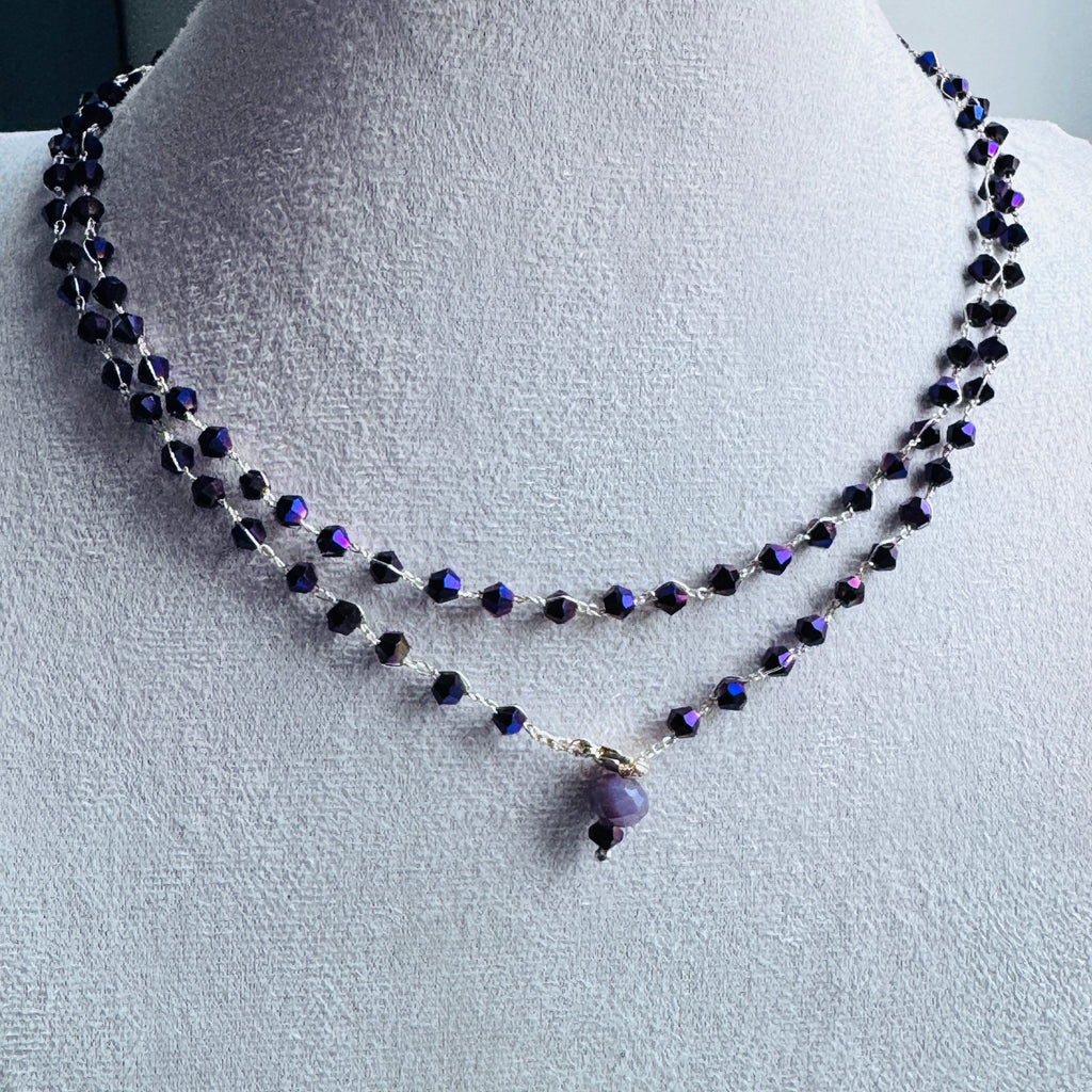 kaklo papuošalas iš violetinių stiklo kristalų galima nešioti kaip aprankę