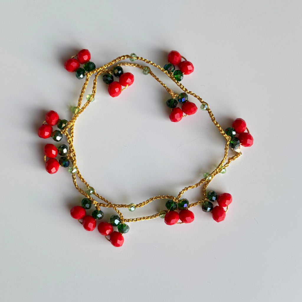 rankų darbo apyrankė prisirpusios vyšios su raudonais stiklo kristalais