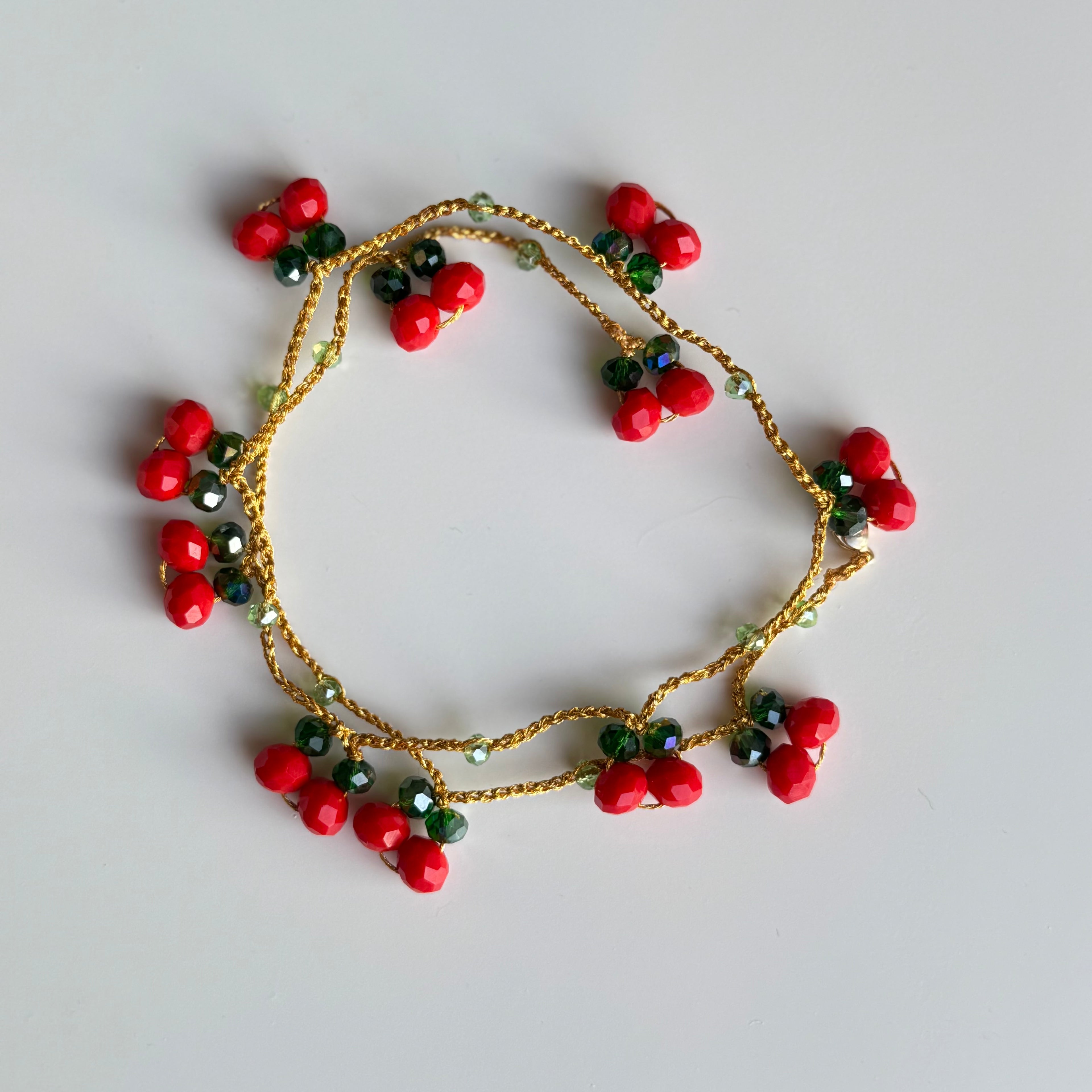 rankų darbo apyrankė prisirpusios vyšios su raudonais stiklo kristalais