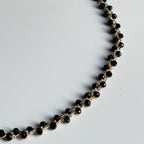 grandinele su juodais karoliukais