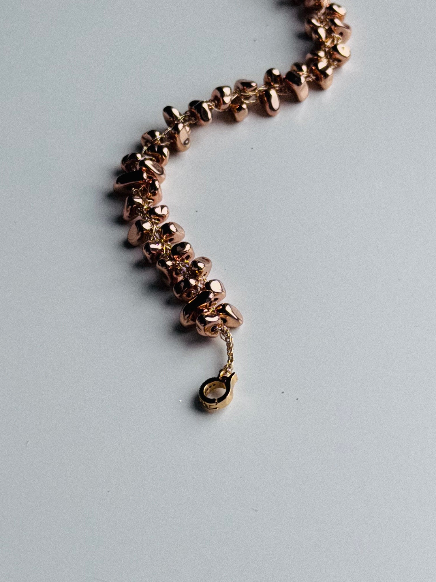 vąšeliu nerta auksiniės spalvos hematito apyrankė auksinio atspalvio sidabro siūlais 