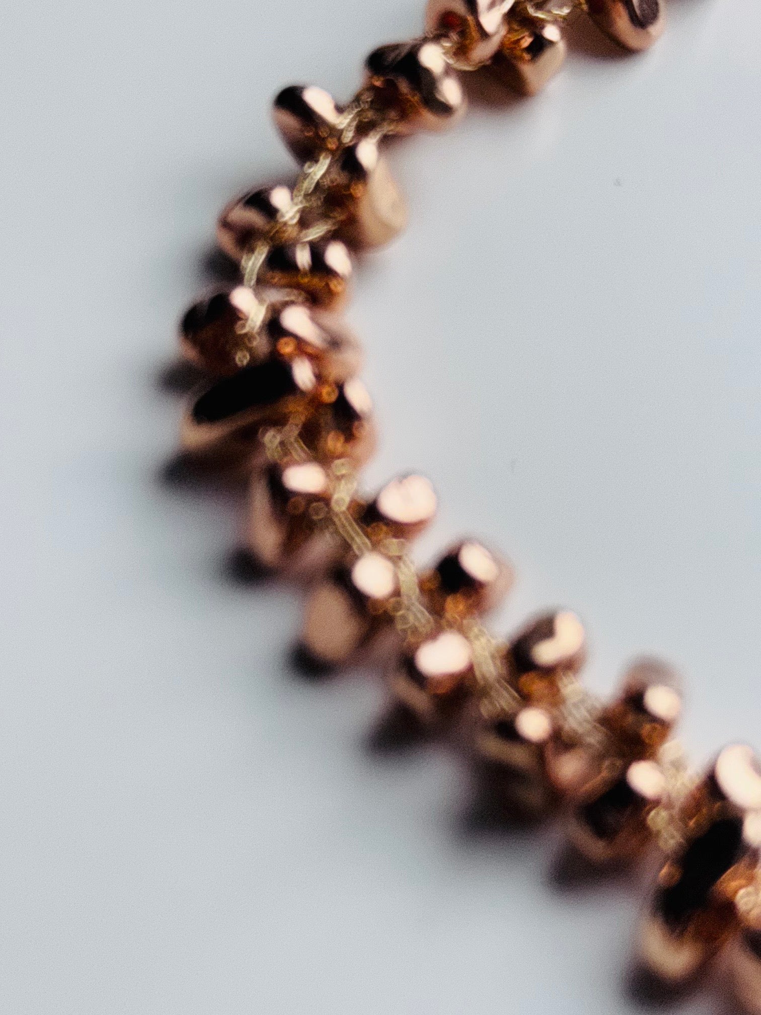 apyrankė su aukso spalvos hematito akmenukais