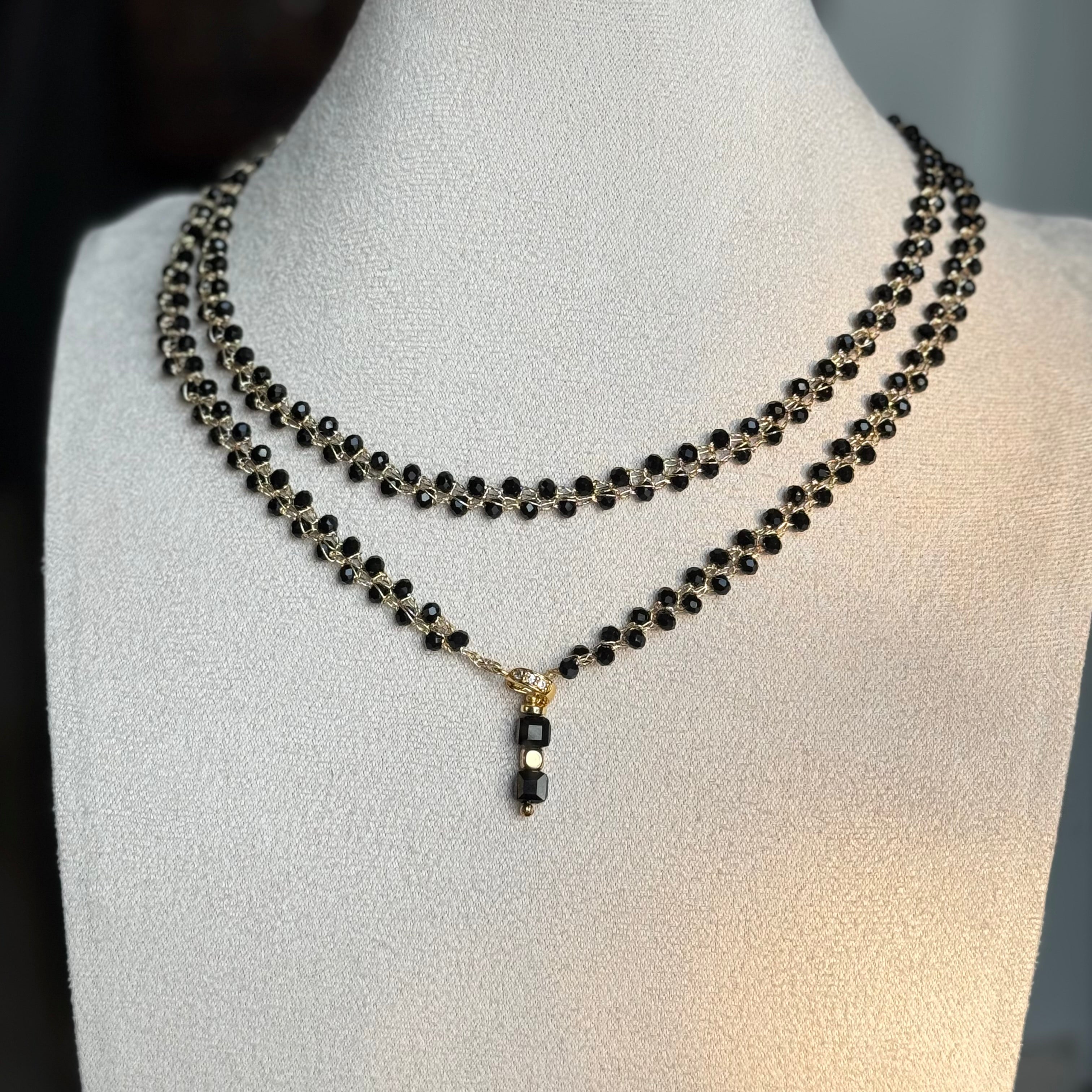 kaklo vėrinys su juodais mažais stiklo kristalais nertas vąšeliu