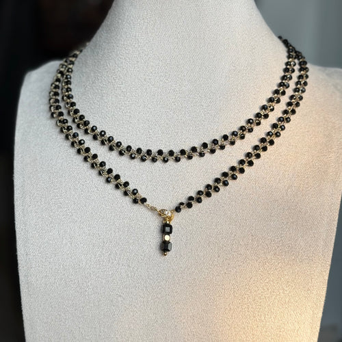 kaklo vėrinys su juodais mažais stiklo kristalais nertas vąšeliu