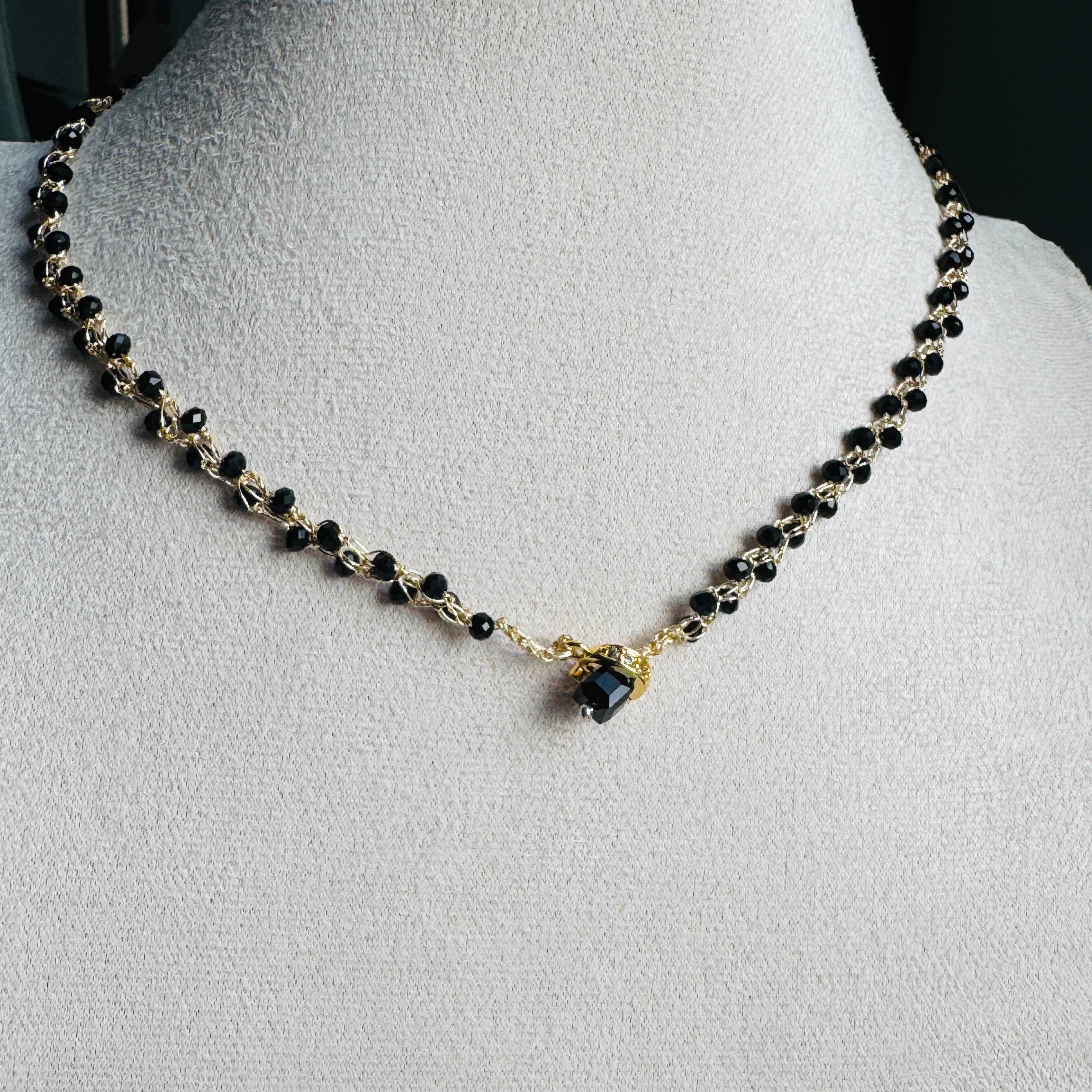 kaklo papuosalas su juodais karoliukais