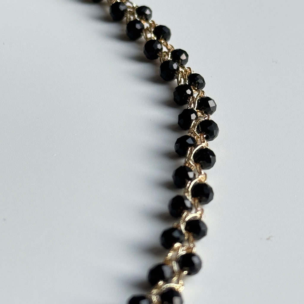 juodu stiklo kristalo karoliuku papuošalas