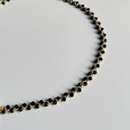 kaklo papuosalas ant auksinio atspalvio sidabrinio siulo su juodais stiklo kristalu karoliukais