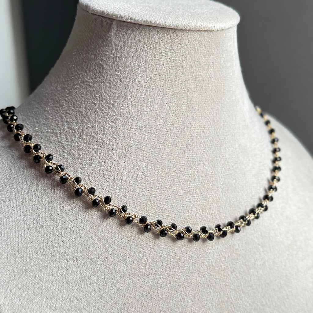 nertas kaklo papuošalas ant monekeno