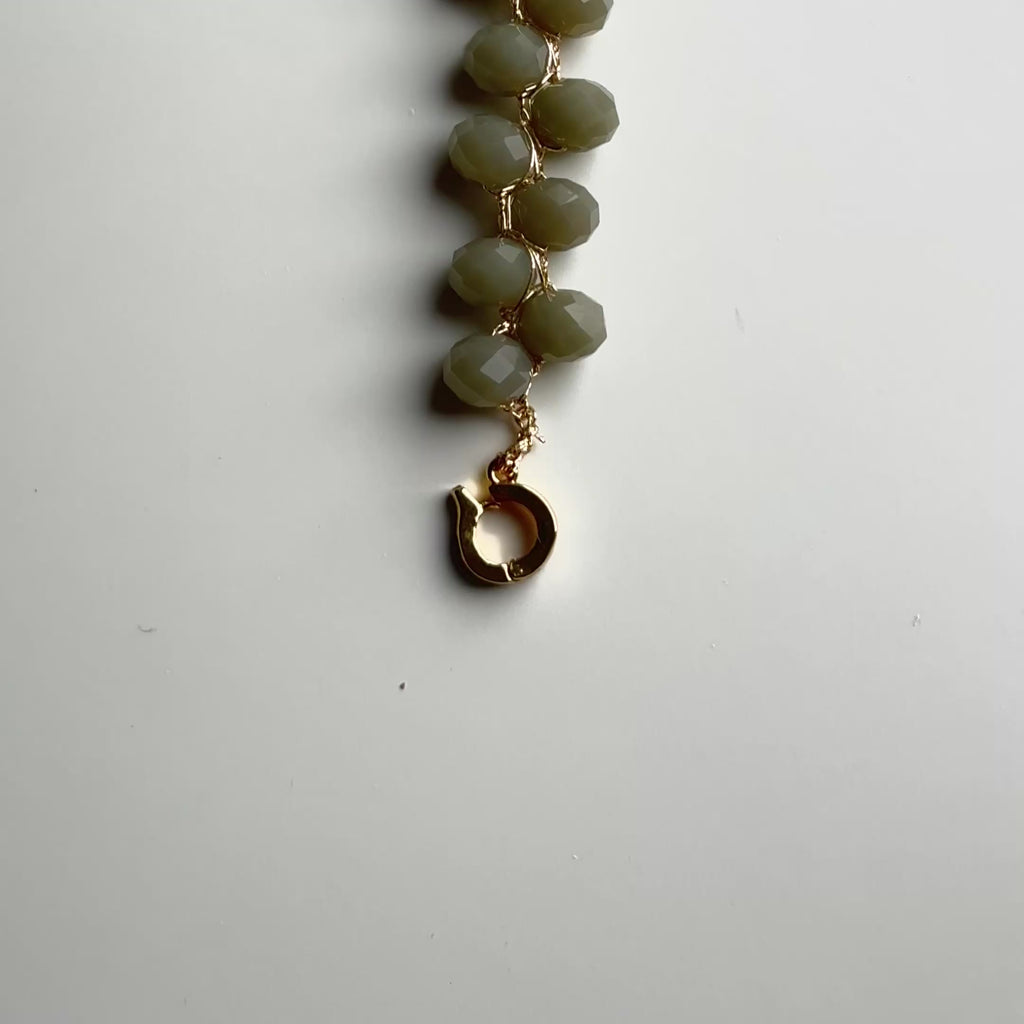 vąšeliu nerta apyrankė su pilkšvos spalvos karoliukais