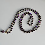 purpurinis kaklo papuošalas