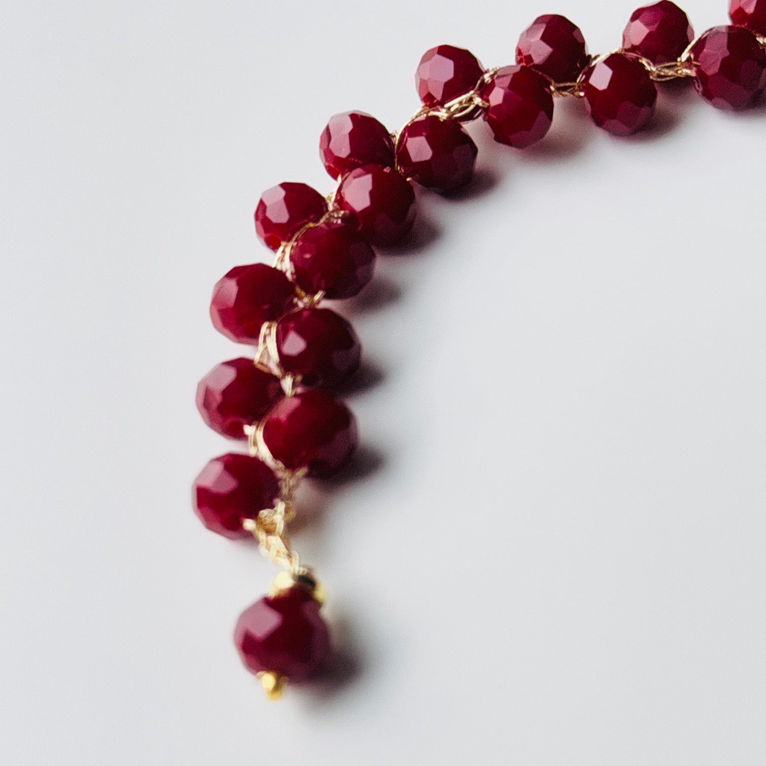 Nerta apyrankė su raudono atspalvio karoliukais