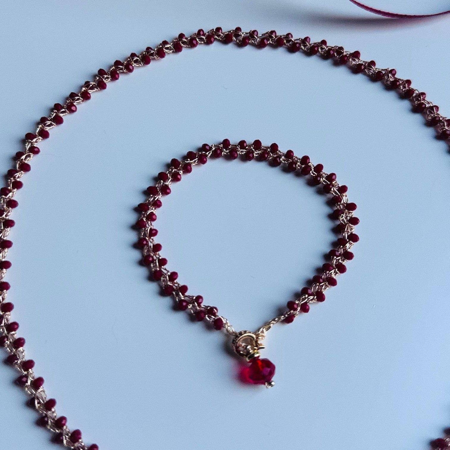 Raudonų stiklo kristalo karoliukų apyrankė nerta iš auksinio atspalvio sidabruoto siūlo