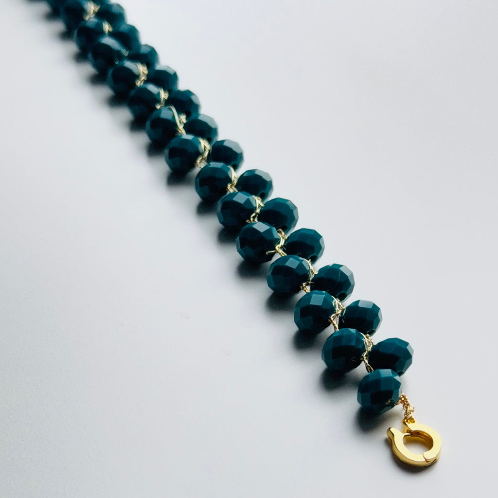 tamsiai mėlynai žalia apyrankė su paauksuotu užsegimu