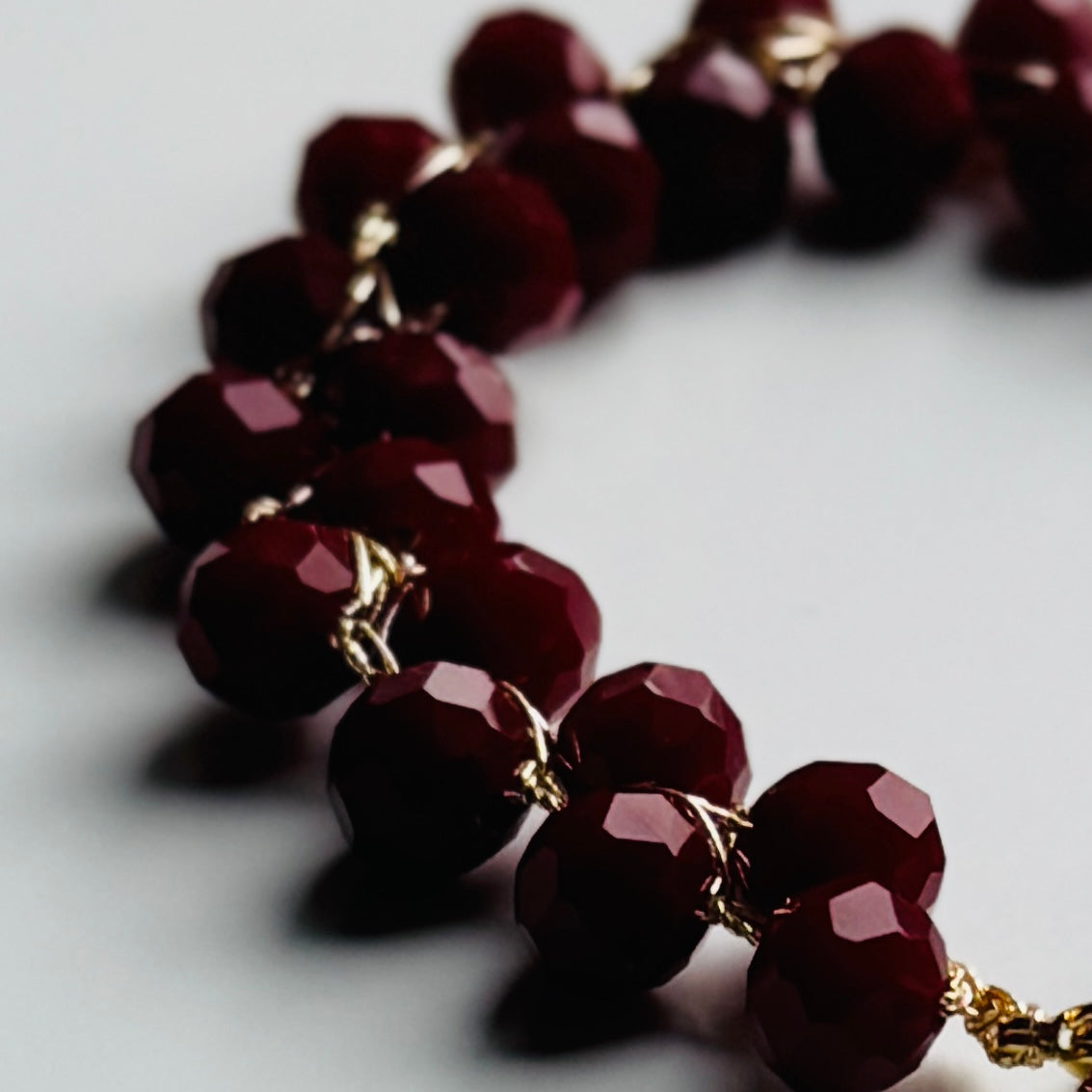 tamsiai raudonų karoliukų apyrankė