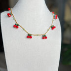 prisirpusios vyšnios kaklo papuošalas