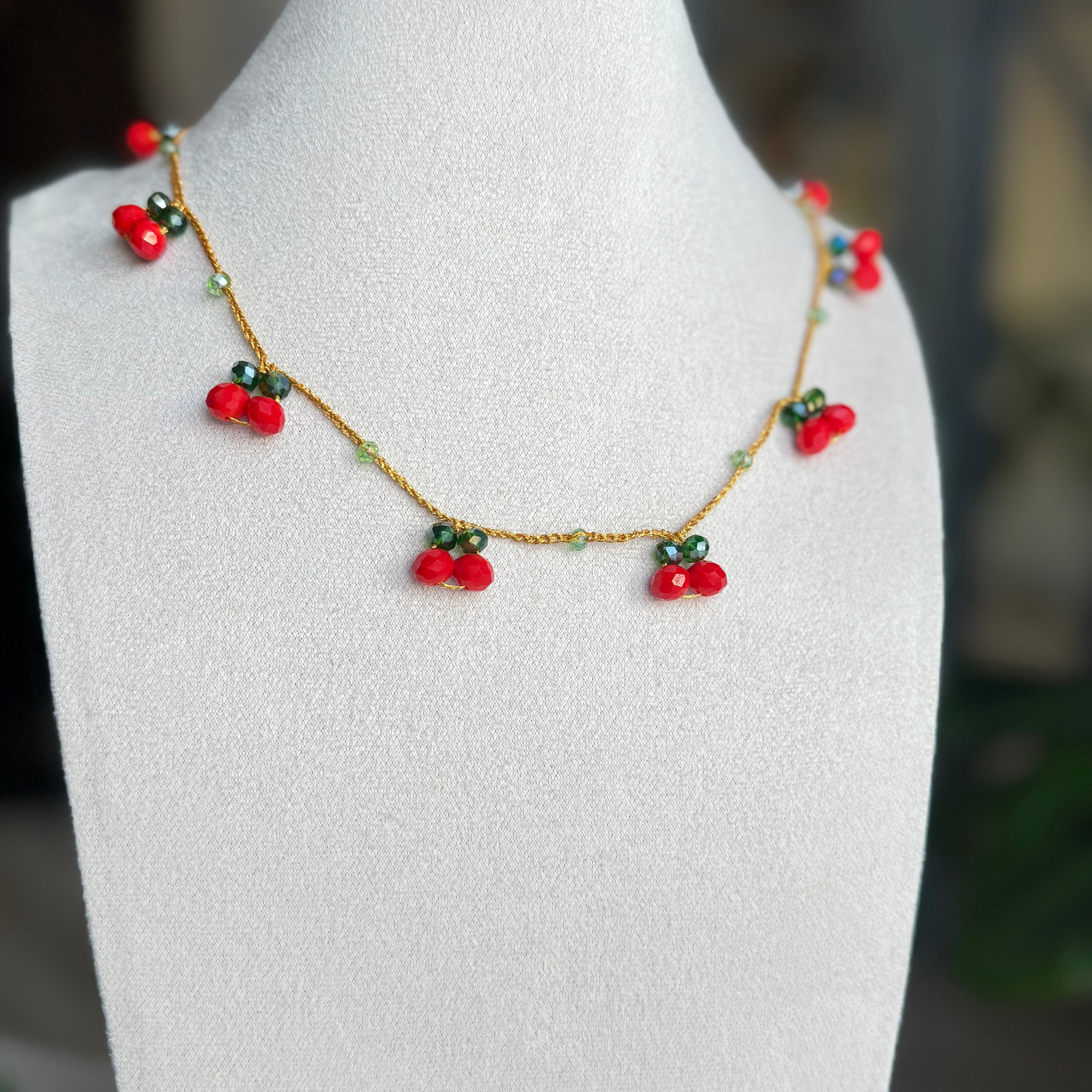 prisirpusios vyšnios kaklo papuošalas