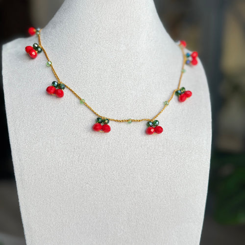 prisirpusios vyšnios kaklo papuošalas